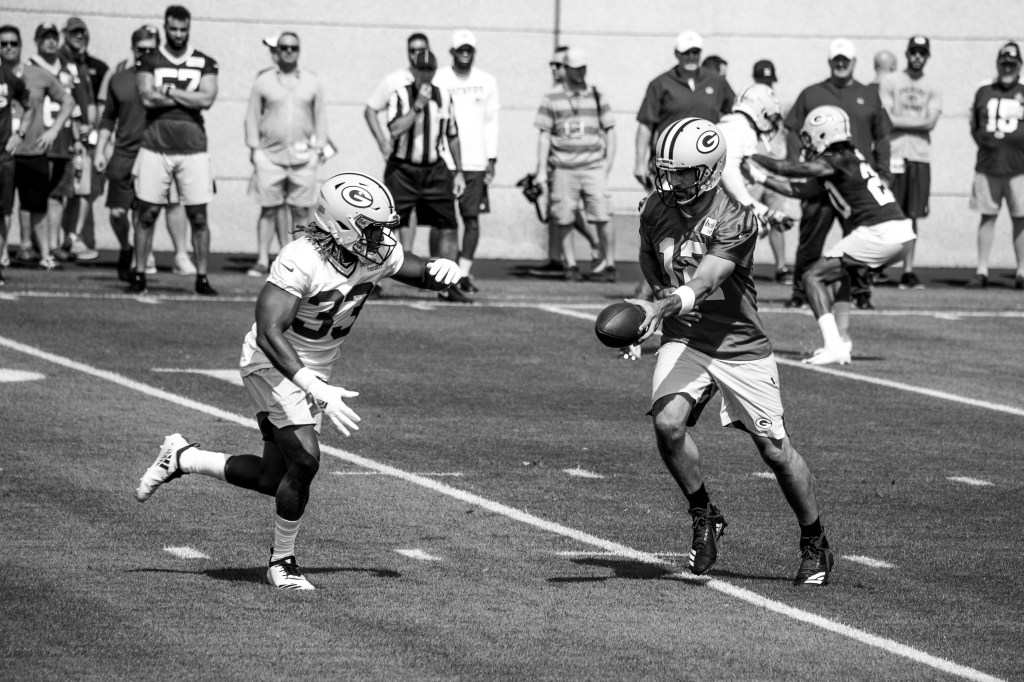Aaron rodgers hand off to aaron jones green bay packers training camop